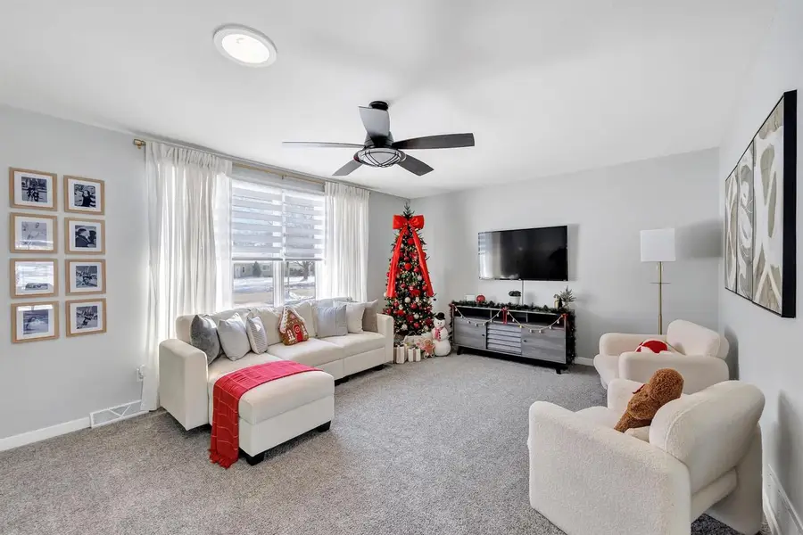 815 HILLCREST HEIGHTS, Green Bay, WI 54313 - Image #3