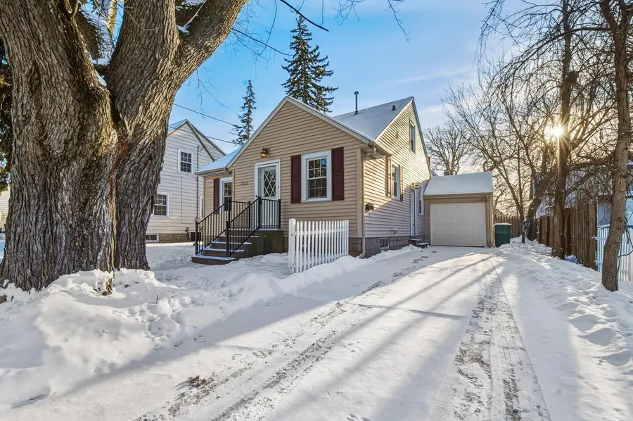 833 BLESCH PLACE, Green Bay, WI 54303 - Image #2