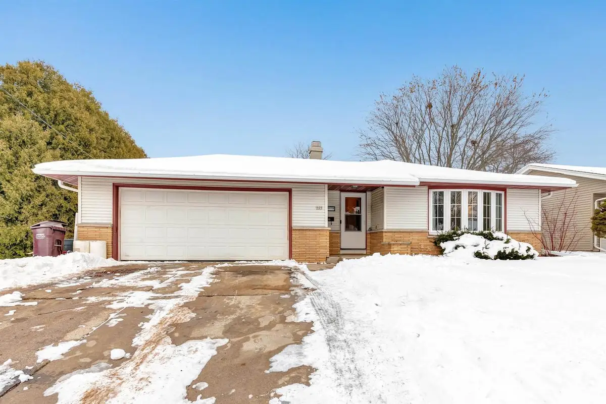 909 LAWTON TERRACE, Manitowoc, WI 54220 - Image #1