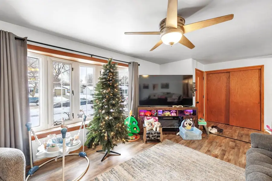 909 LAWTON TERRACE, Manitowoc, WI 54220 - Image #2