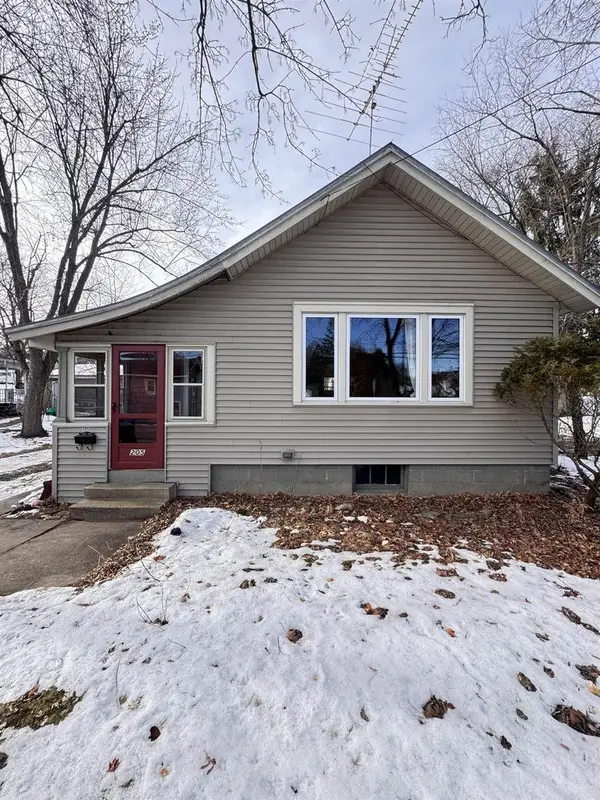 205 N HARRISON STREET, Waupaca, WI 54981