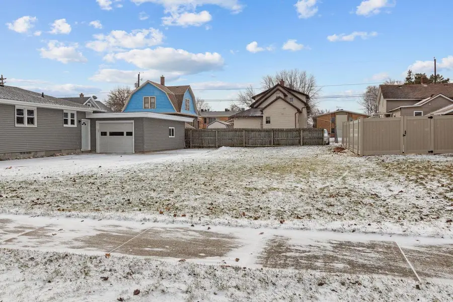 719 W 8TH AVENUE, Oshkosh, WI 54902 - Image #2