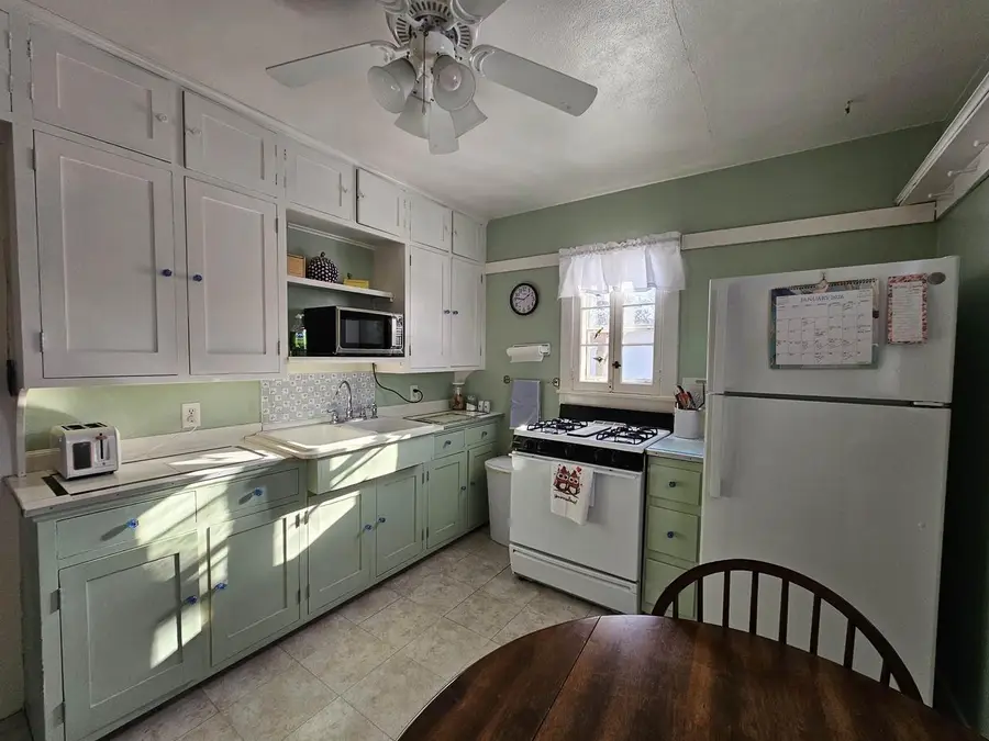 714 S WASHINGTON STREET, Waupaca, WI 54981 - #2