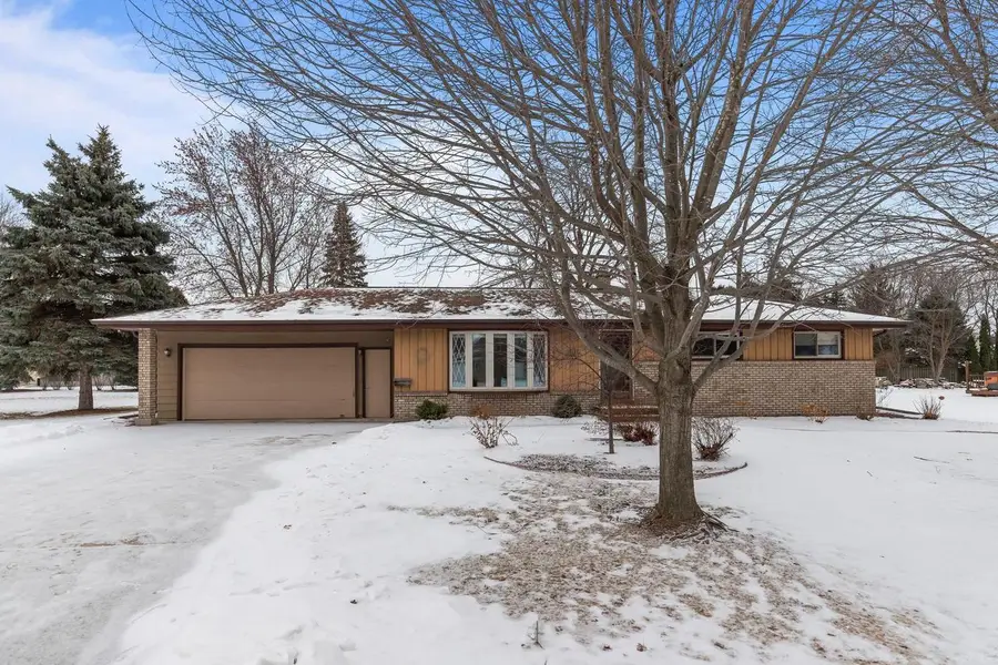 2401 W ROBERTS AVENUE, Grand Chute, WI 54914 - #2