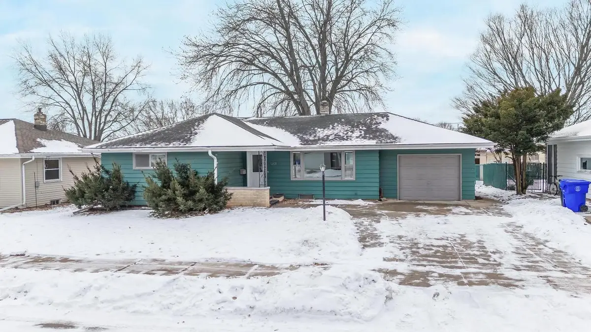1201 W BREWSTER STREET, Appleton, WI 54914 - #1