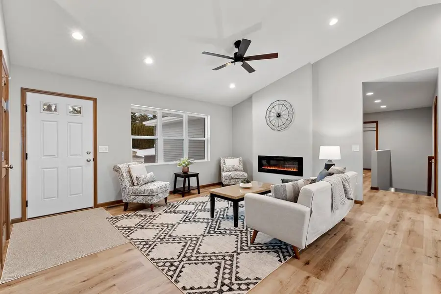 1927 SOUTHLAND LANE, New London, WI 54961 - #2