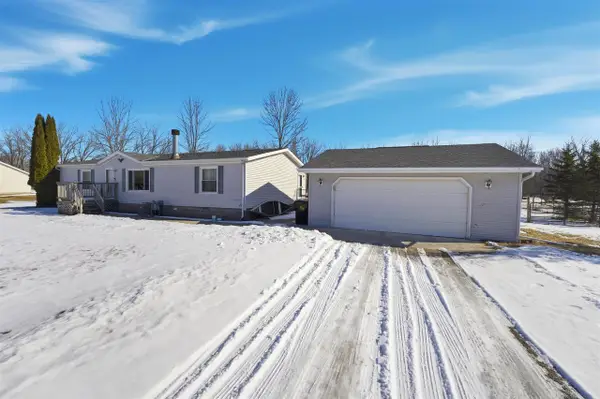 882 LILAC ROAD, Little Suamico, WI 54141