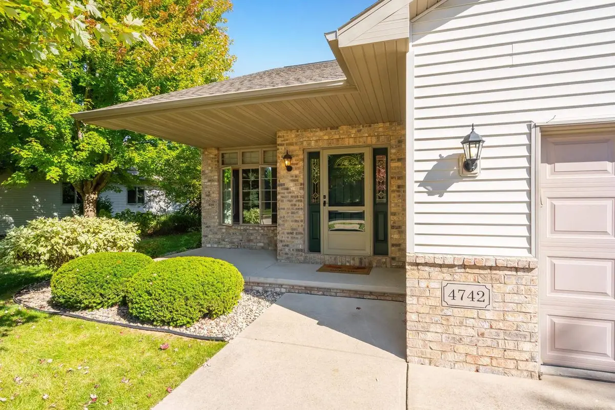 4742 N PROVIDENCE AVENUE, Appleton, WI 54913 - #1