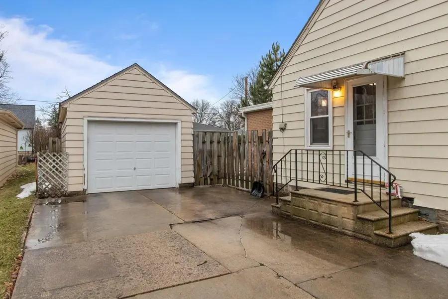 2436 HICKORY LANE, Appleton, WI 54915 - #3