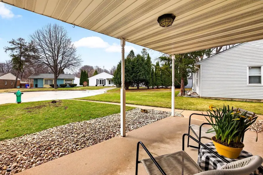 22 JOHNSON COURT, Appleton, WI 54915 - #3