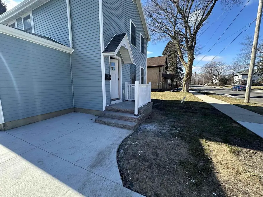 911 ST CLAIR STREET, Manitowoc, WI 54220 - #3