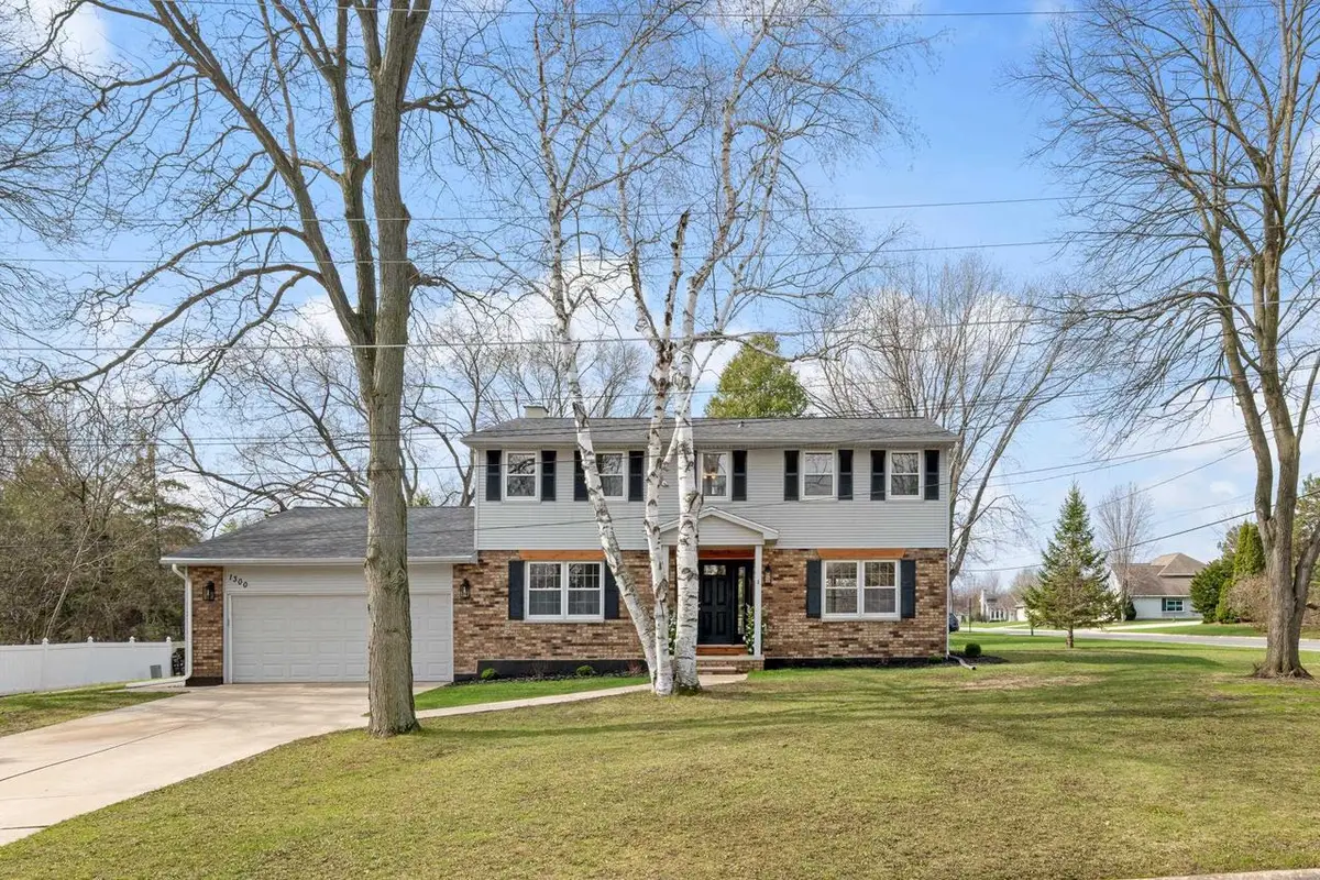 1300 HIAWATHA CIRCLE, Green Bay, WI 54313 - #1