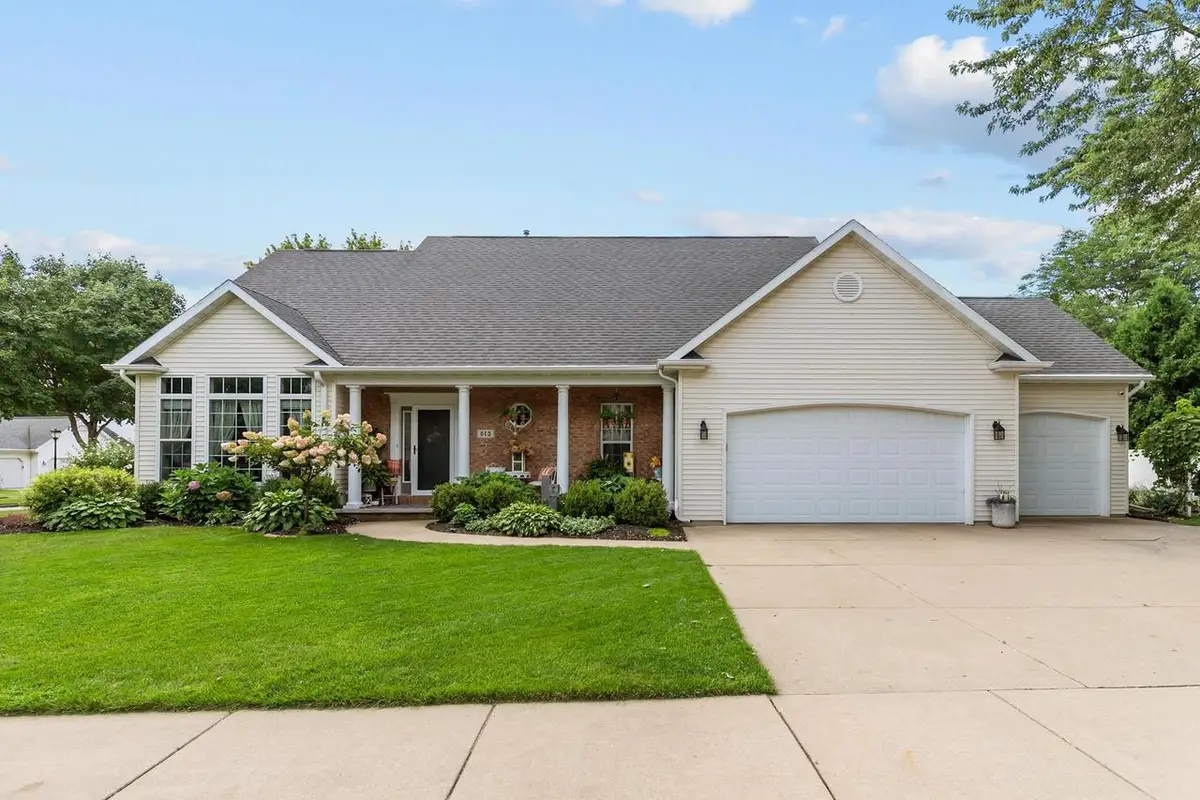 613 E CASTLEBURY LANE, Appleton, WI 54913 - #1