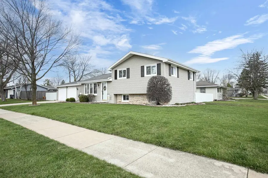 1021 APPLE BLOSSOM DRIVE, Neenah, WI 54956 - #3