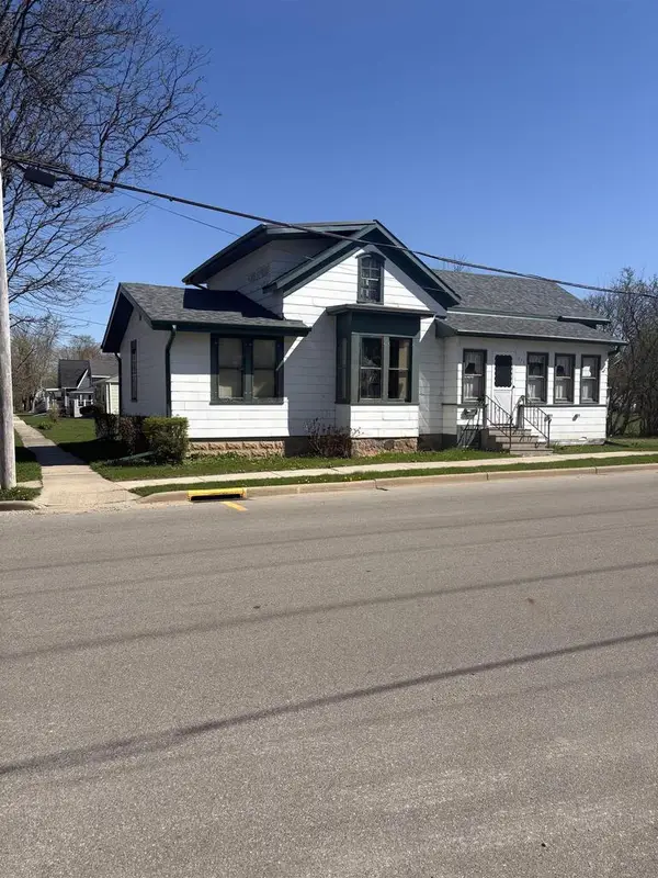 233 W LARRABEE STREET, Omro, WI 54963