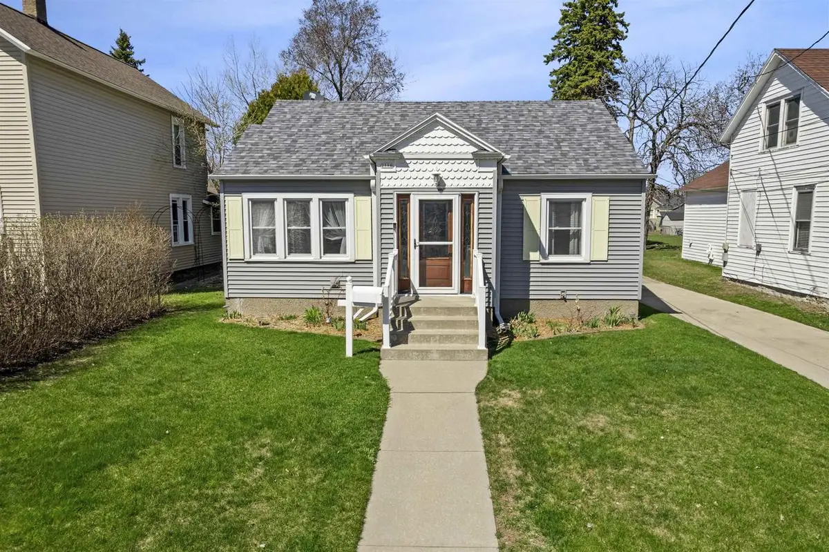2116 10TH AVENUE, Menominee, MI 49858 - #1