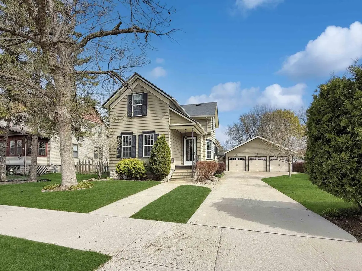 1350 CEAPE AVENUE, Oshkosh, WI 54901 - #1