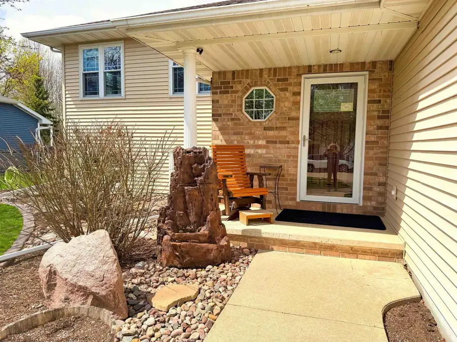 90 ROLLING GREEN CIRCLE, Oshkosh, WI 54904 - #2