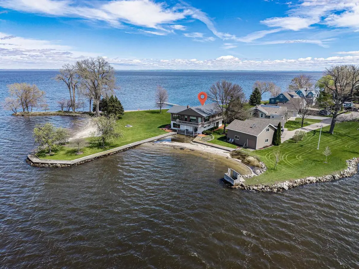 2384 HICKORY LANE, Oshkosh, WI 54901 - #1