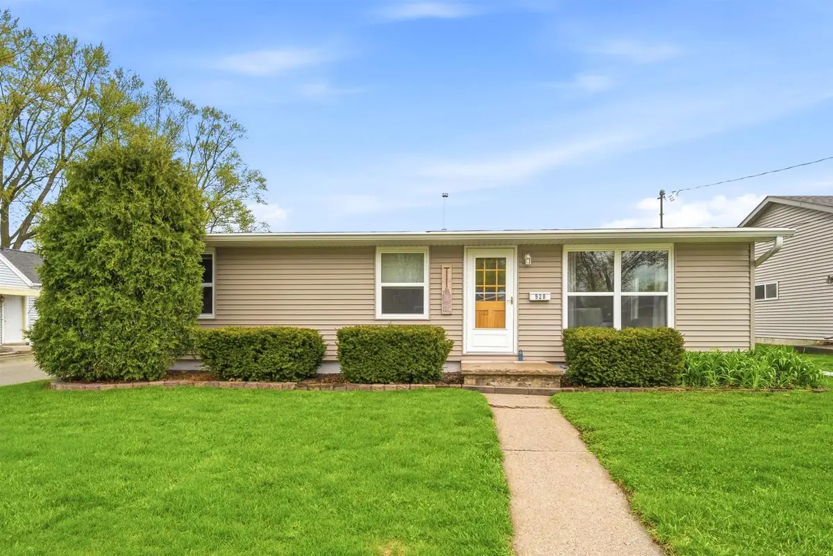 920 N LARK STREET, Oshkosh, WI 54902 - #1