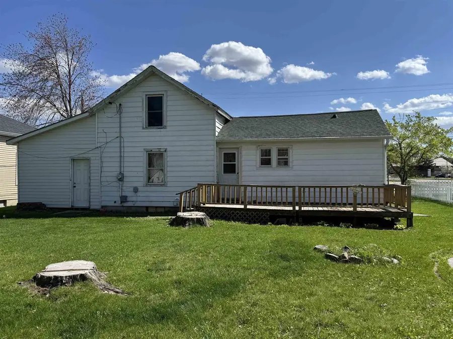 907 PARK AVENUE, Waupaca, WI 54981 - #2