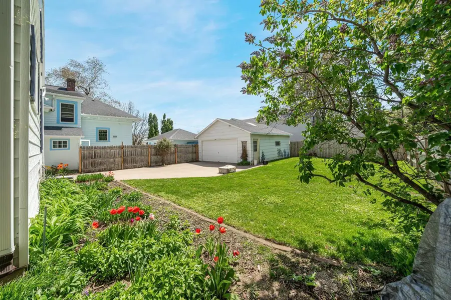 1119 E PARKWAY AVENUE, Oshkosh, WI 54901 - #2