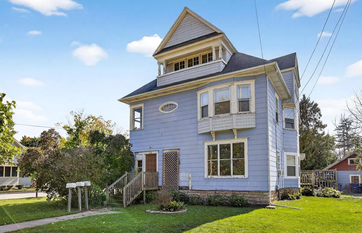 623 E IRVING AVENUE, Oshkosh, WI 54901 - #1