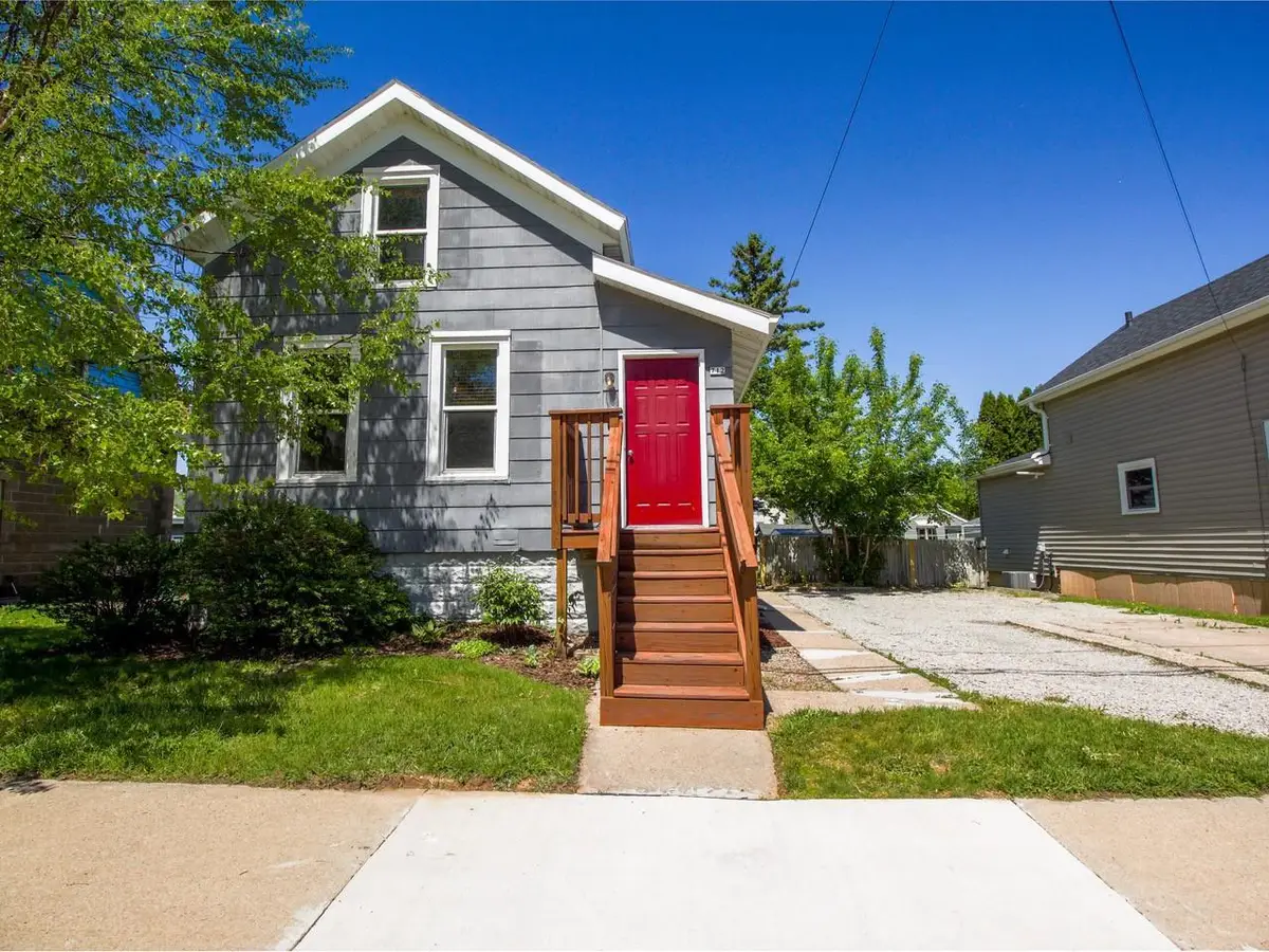 712 W 9TH AVENUE, Oshkosh, WI 54902 - #1