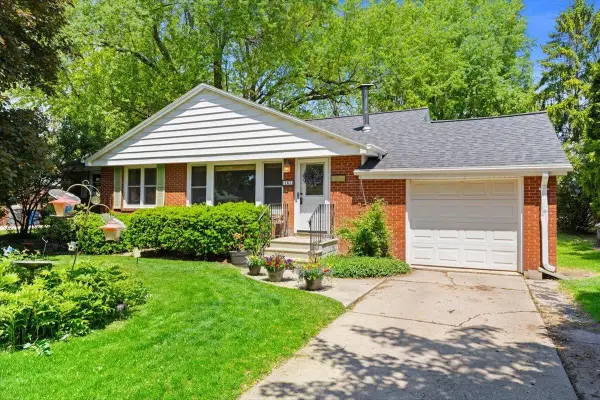 151 E BRIAR LANE, Green Bay, WI 54301