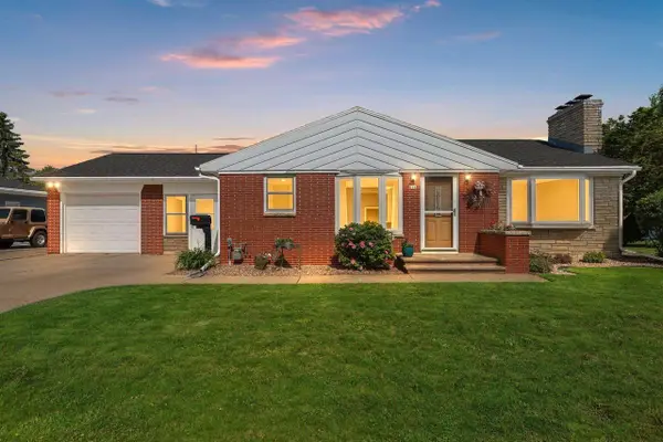 906 BLUEBIRD STREET, De Pere, WI 54115