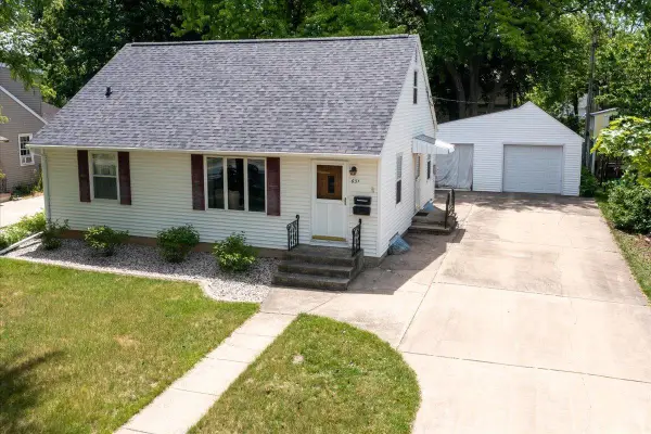 651 WINNEBAGO HEIGHTS, Neenah, WI 54956