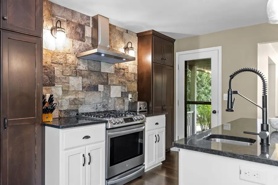 1245 WEATHERWOOD DRIVE, Neenah, WI 54956 - #3