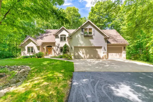 1825 PINE TREE COURT, Luxemburg, WI 54217