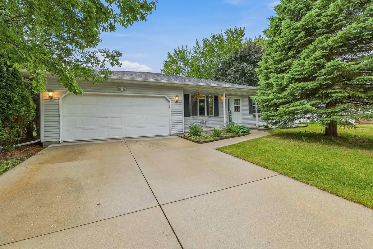 836 MEADOWBROOK LANE, Fond Du Lac, WI 54935 - #1
