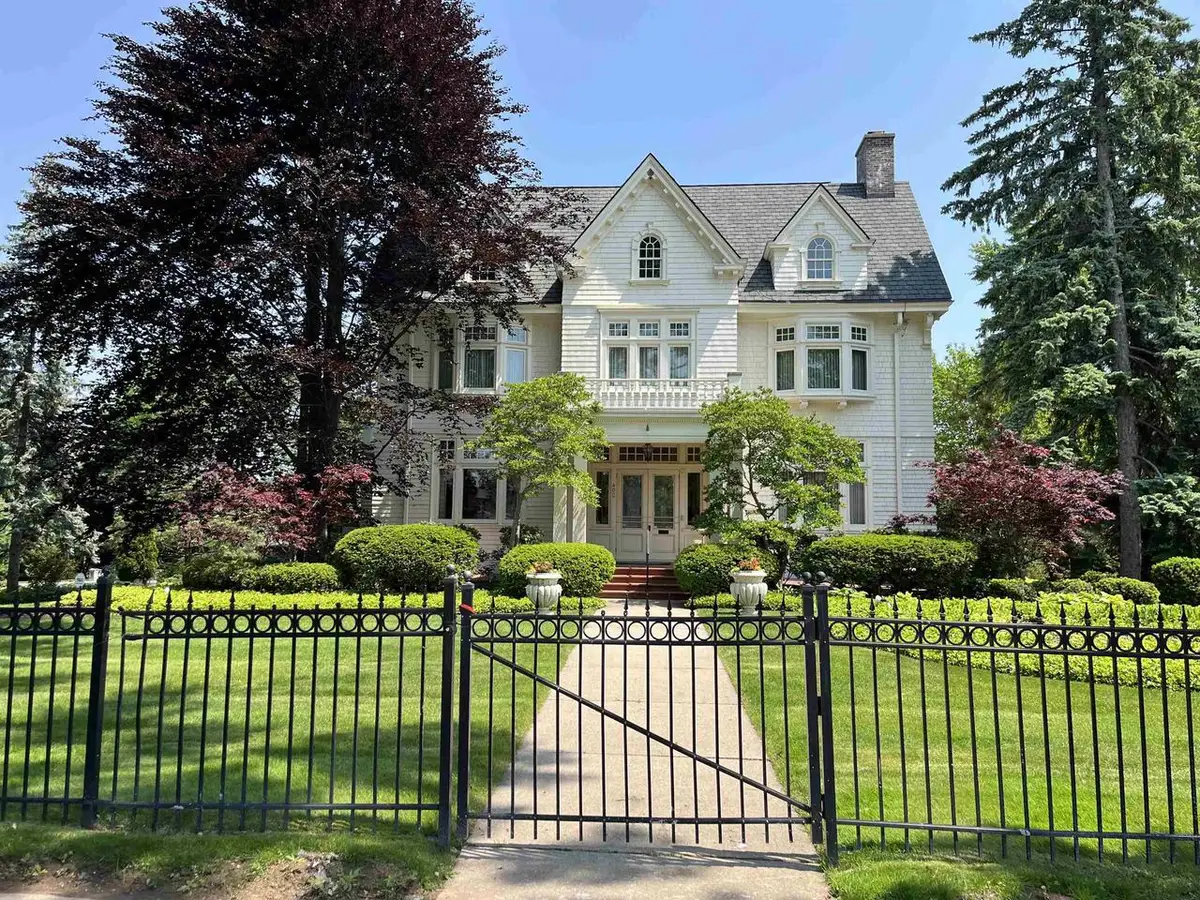 402 E WISCONSIN AVENUE, Neenah, WI 54956 - #1