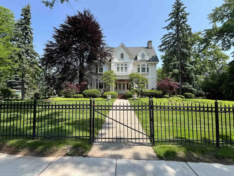 402 E WISCONSIN AVENUE, Neenah, WI 54956 - #2
