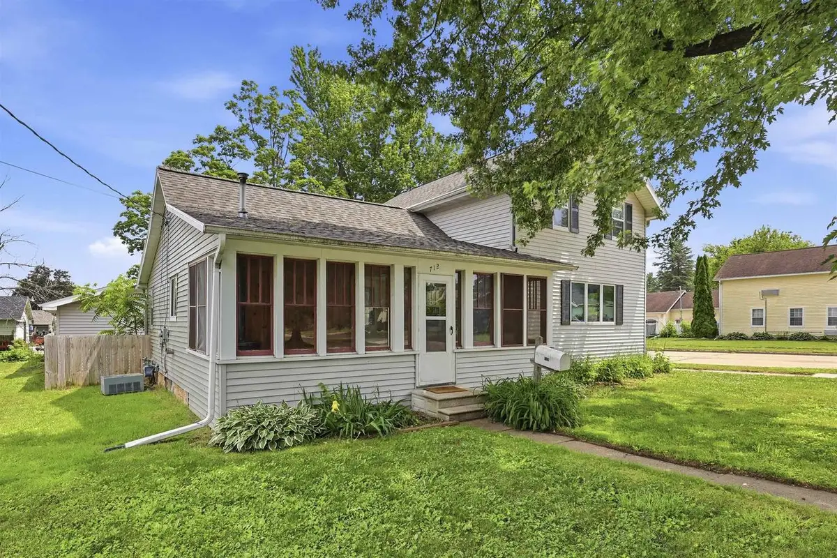712 ALGOMA STREET, New London, WI 54961 - #1
