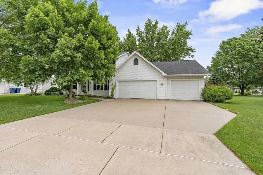 2936 BLUE MOON DRIVE, Green Bay, WI 54311 - #2