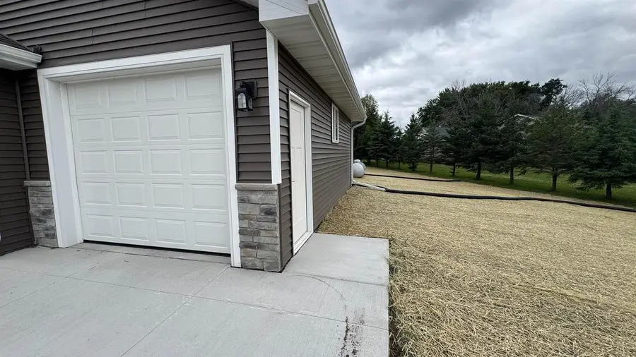 709 ROBIN STREET, New London, WI 54961 - #3