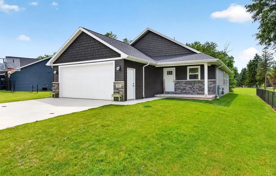 37 ASH GROVE PLACE, Kaukauna, WI 54130 - #2