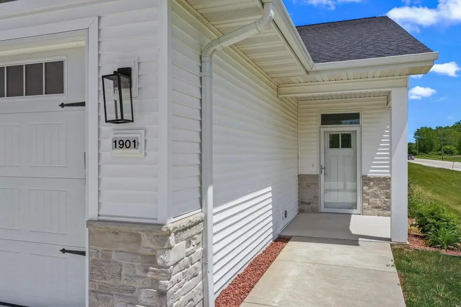 1901 HIDDEN HOLLOW LANE, Manitowoc, WI 54220 - #2