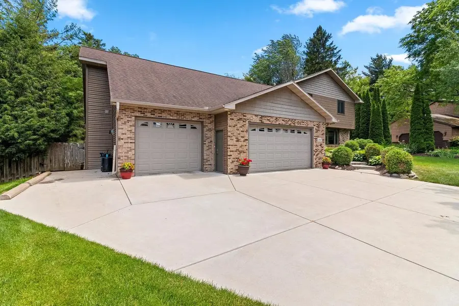 2447 PARKWOOD DRIVE, Green Bay, WI 54304 - #3
