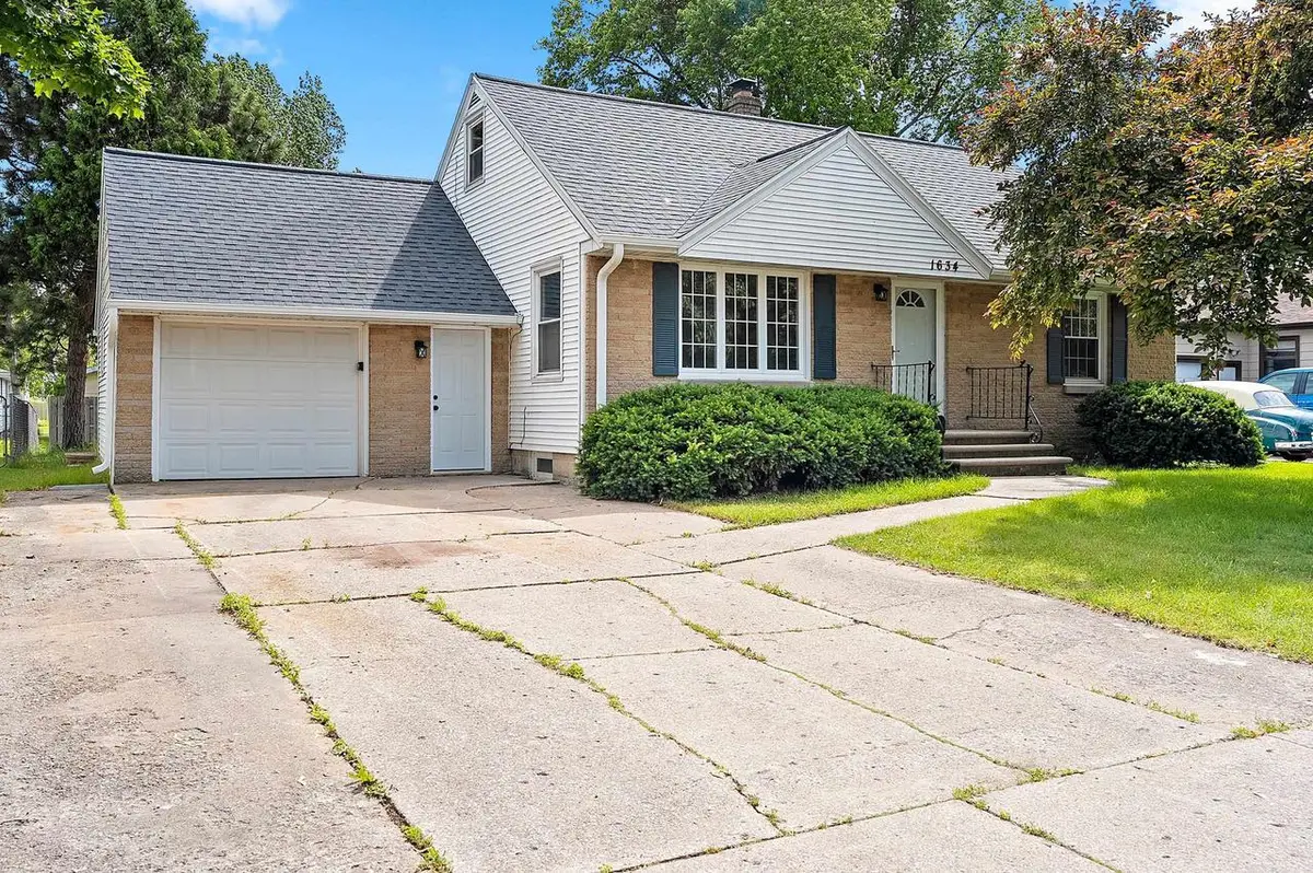 1634 LILAC LANE, Green Bay, WI 54302 - #1