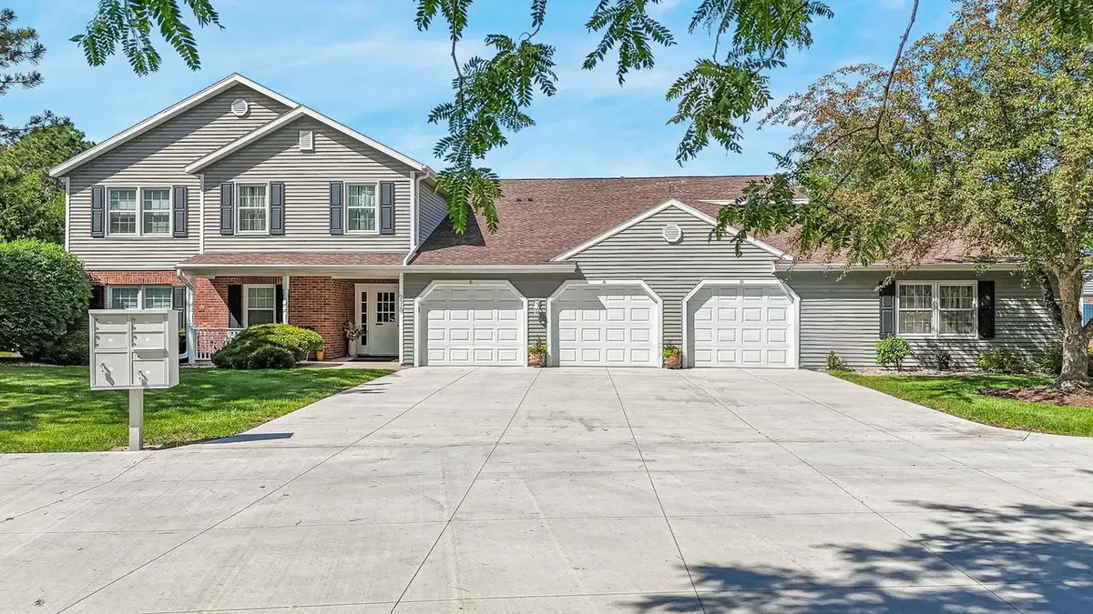 2510 VILLAGE LANE, Oshkosh, WI 54904 - #1