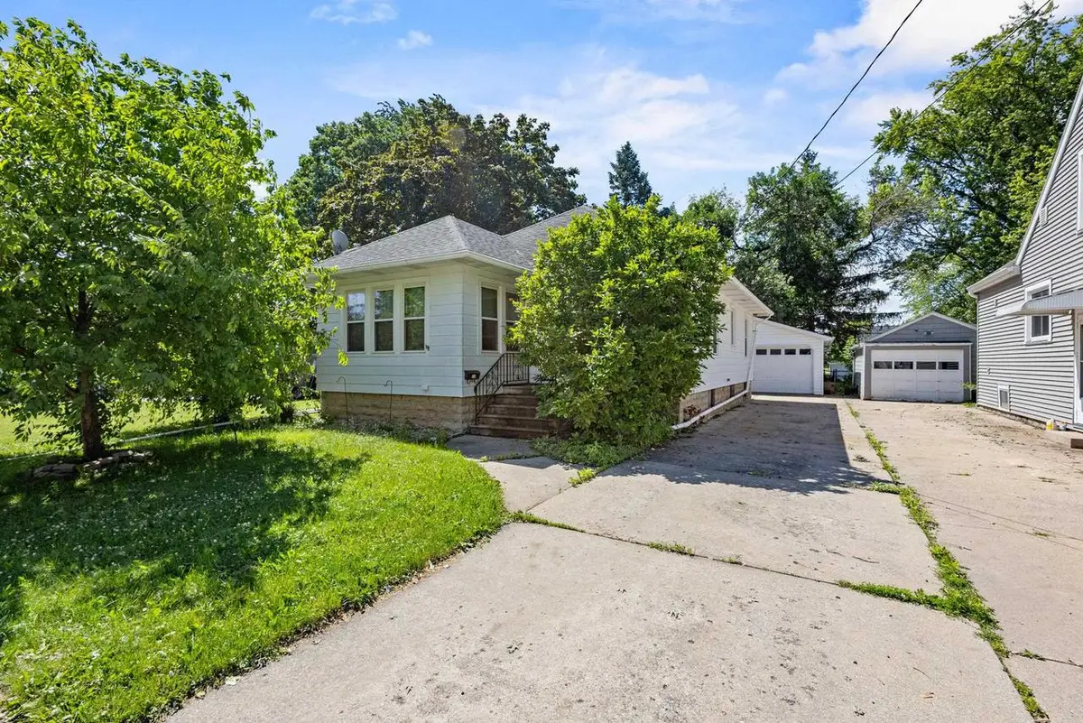 135 W 23RD AVENUE, Oshkosh, WI 54902 - #1
