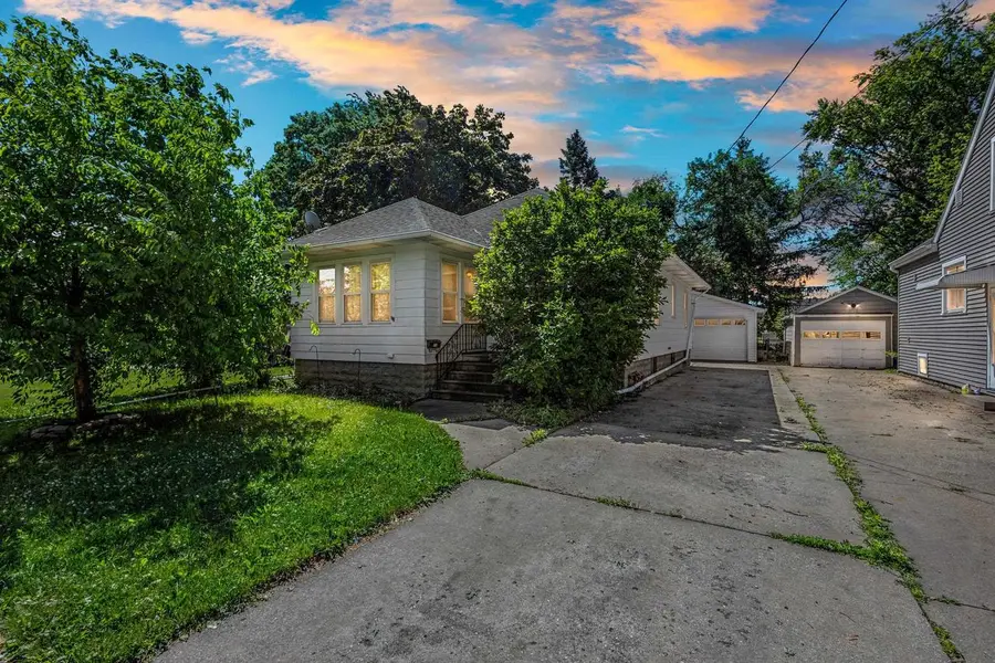 135 W 23RD AVENUE, Oshkosh, WI 54902 - #2