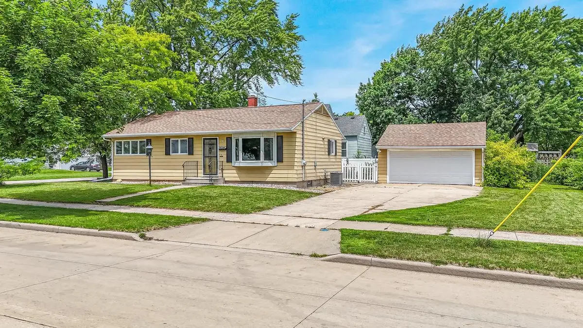 690 W 5TH AVENUE, Oshkosh, WI 54902 - #1