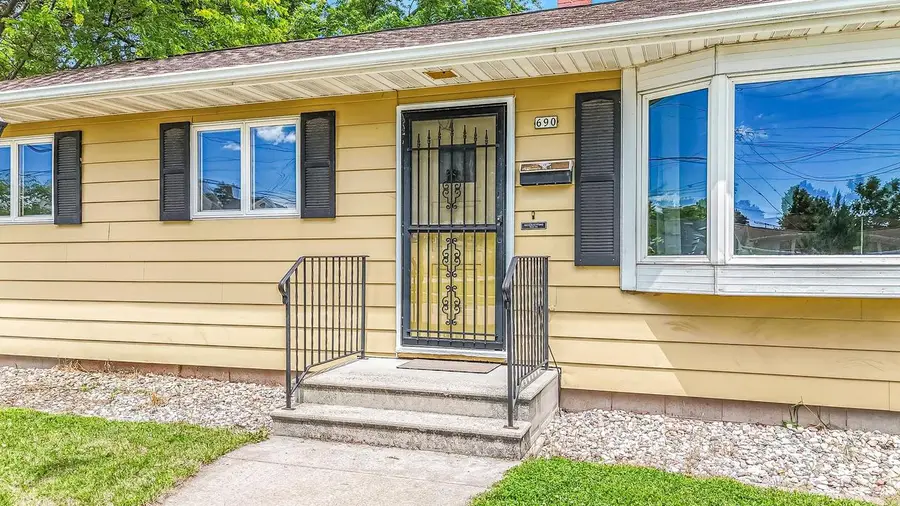 690 W 5TH AVENUE, Oshkosh, WI 54902 - #2