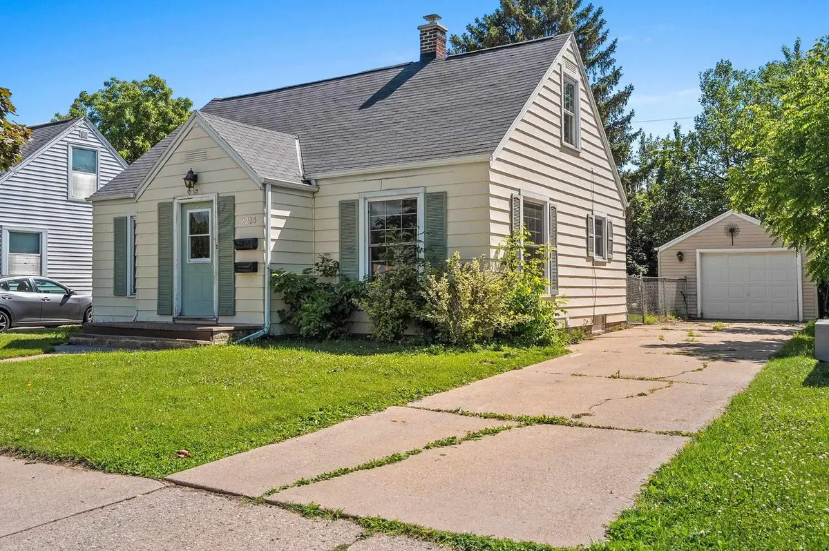 2214 N DIVISION STREET, Appleton, WI 54911 - #1