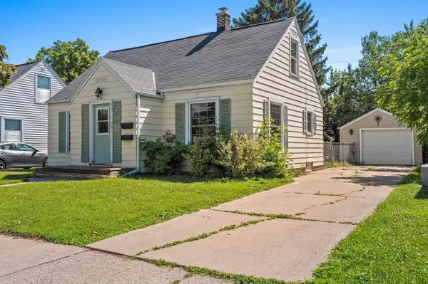 2214 N DIVISION STREET, Appleton, WI 54911